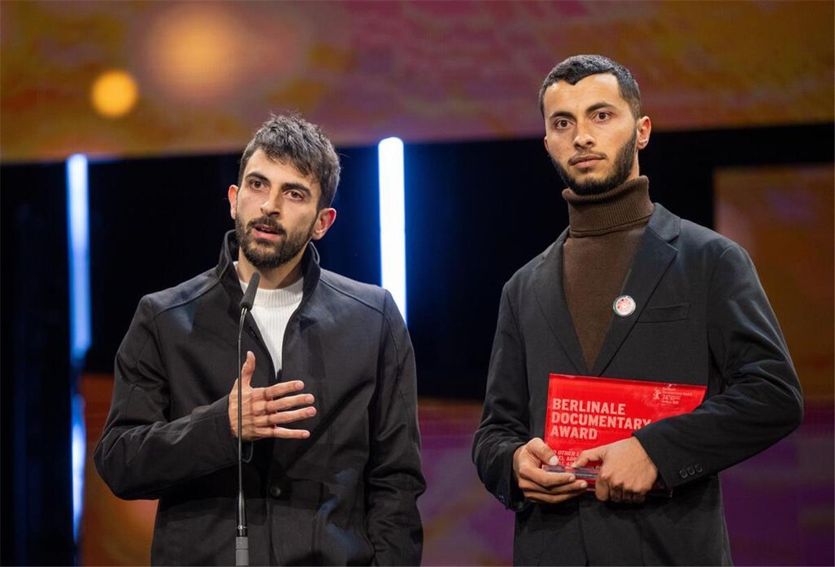 Dokumentarfilm „No Other Land“ gewinnt Oscar Die Regisseure Yuval Abraham (l) und Basel Adra hatten bei der Berlinale im vergangenen Jahr den Dokumentarfilmpreis entgegengenommen. (Archivbild)