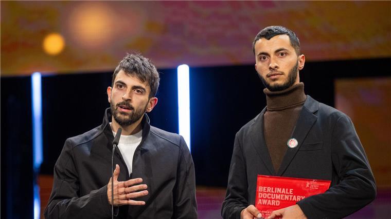 Aktivismus bis Zauberberg: Das Kulturjahr 2024 Die Regisseure Yuval Abraham (l) und Basel Adra waren unter denjenigen, die bei der Preisverleihung der Berlinale mit Aussagen eine große Debatte auslösten.