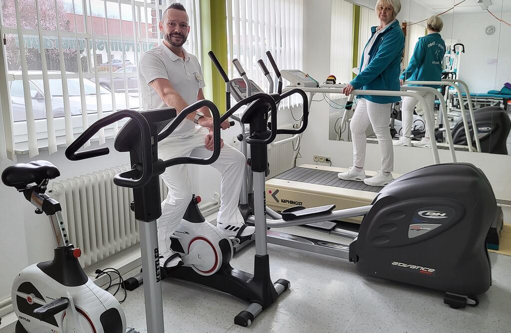 Die Reha-Fit-Abteilung ist mit modernen Therapie- und Trainingsgeräten ausgestat...