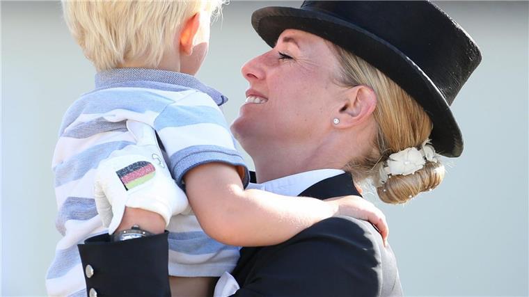 Die Reiterin Jessica von Bredow-Werndl wurde als Mutter Doppel-Olympiasiegerin.