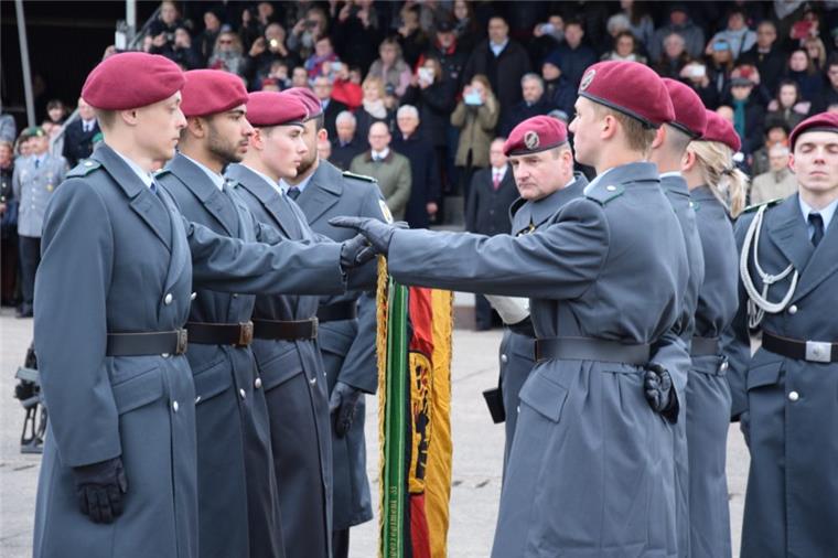 Die Rekruten gelobten an der Truppenfahne in Seedorf, "der Bundesrepublik Deutschland treu zu dienen und das Recht und die Freiheit des deutschen Volkes tapfer zu verteidigen".  