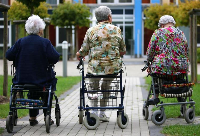 Drei Damen sitzen auf Rollatoren