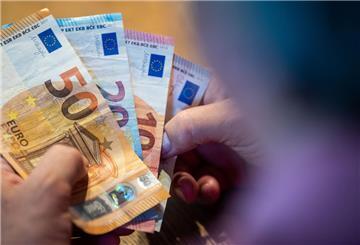  Ein älterer Mann zählt Geld an einem Tisch.  Die Renten der hessischen Ärztekammer könnten unter Druck geraten. Fehlinvestitionen in Immobilien gefährden die Altersvorsorge Tausender Mediziner.