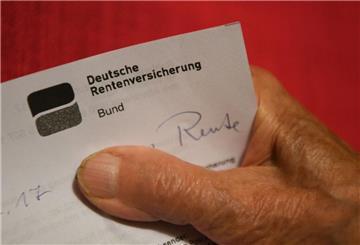 Eine ältere Frau hält ihren Rentenbescheid in der Hand. Die Renten könnten deutlich höher sein oder die Beiträge niedriger. Das sagt die Deutsche Rentenversicherung.