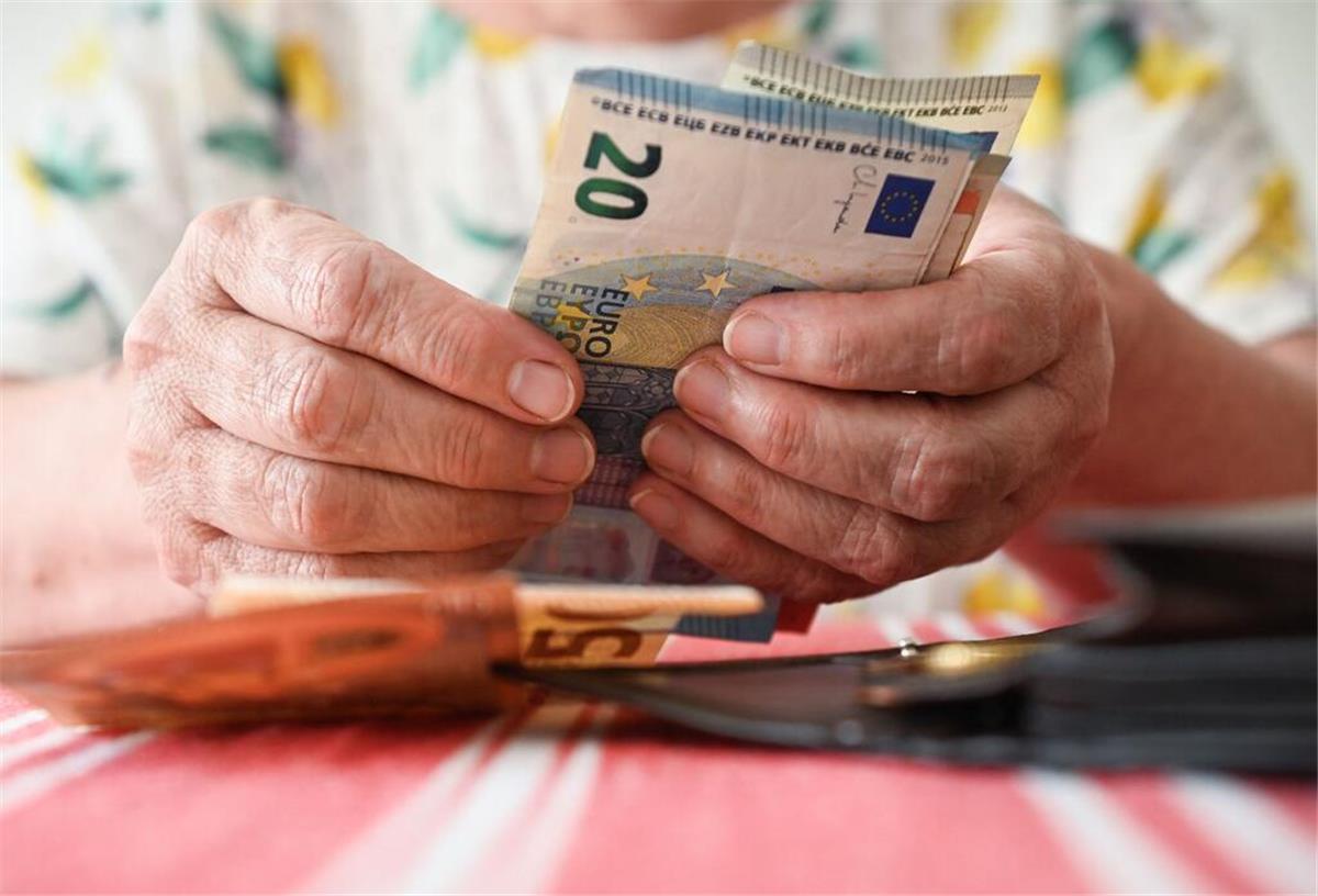 Tausende Rentner müssen jetzt handeln! Auszahlungs-Service wird im Dezember eingestellt Eine ältere Person hält mehrere Geldscheine in die Kamera. Ein Auszahlungs-Service für die Rente wird noch dieses Jahr eingestellt.