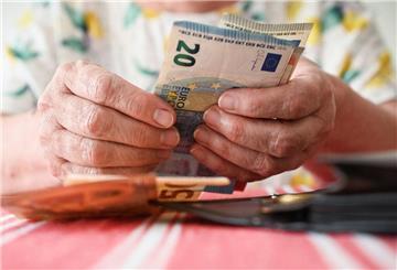 Eine ältere Person hält mehrere Geldscheine in die Kamera. Ein Auszahlungs-Service für die Rente wird noch dieses Jahr eingestellt. 