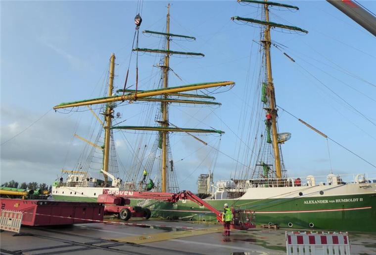 Die reparierten Rahen wurden an der „Alexander von Humboldt II“ wieder angebaut.