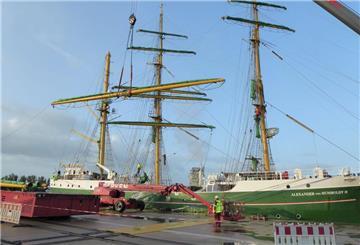Die reparierten Rahen wurden an der „Alexander von Humboldt II“ wieder angebaut.