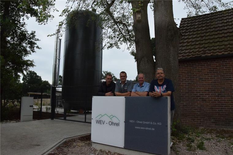 Die Repräsentanten der Wärme-Energie-Versorgung (WEV) Ohrel und der Interessengemeinschaft der Bürger freuen sich, dass das Nahwärme-Netz  in Anderlingen Realität ist.   
