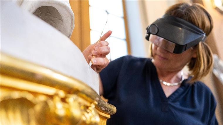 In Kirchen oder Ruinen hinter die Kulissen schauen Die Restauratorin Marita Schlüter erklärt den Besuchern in der barocken Clemenskirche in Münster, welche Schäden mit der Zeit entstanden sind und wie man diese restauriert.