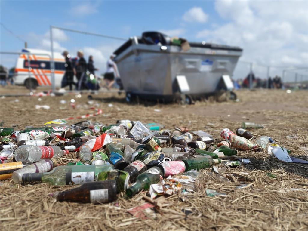 Die Reste vom Fest bleiben einfach liegen. Foto: Langen