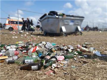 Die Reste vom Fest bleiben einfach liegen. Foto: Langen