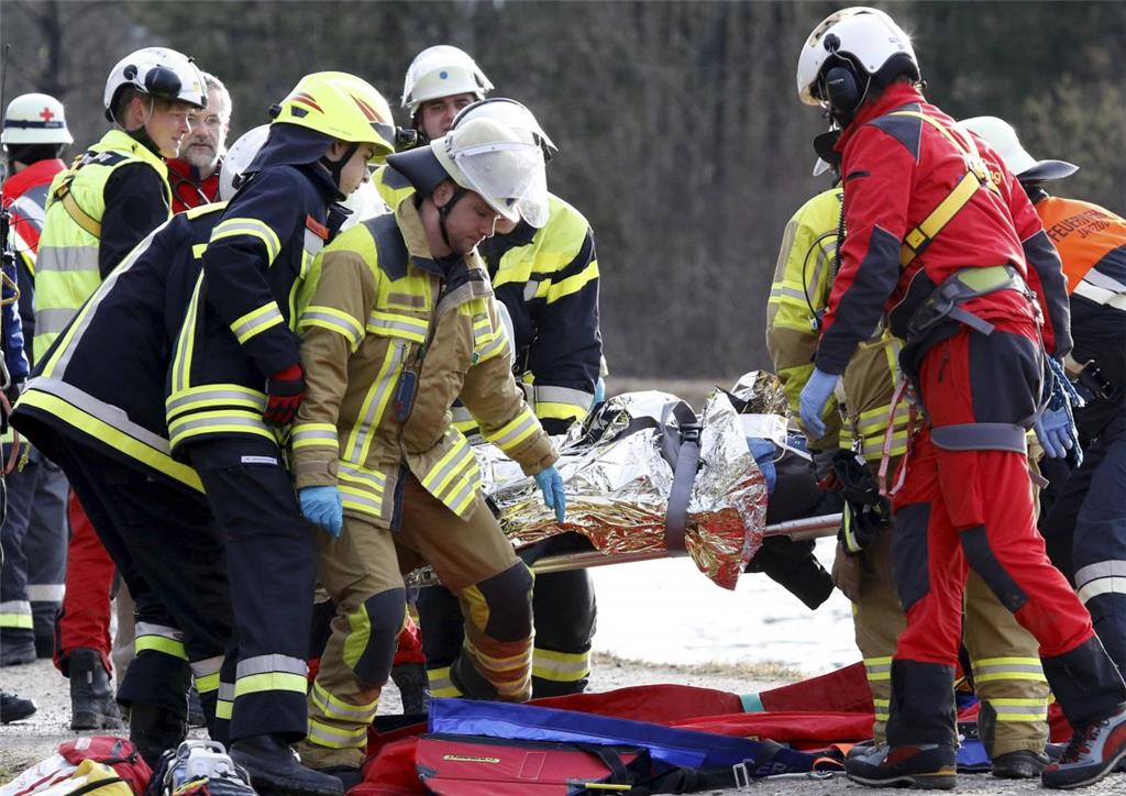 Die Rettungskräfte bergen einen Verletzten. Foto Lein, dpa