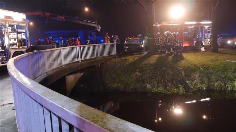Die Rettungskräfte haben das Auto in Westrhauderfehn aus dem Kanal gezogen. Die Jugendlichen konnten nur noch tot geborgen werden. 