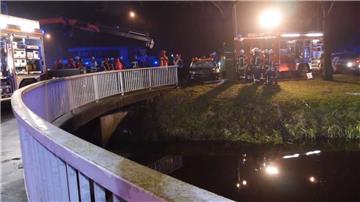 Die Rettungskräfte haben das Auto in Westrhauderfehn aus dem Kanal gezogen. Die Jugendlichen konnten nur noch tot geborgen werden. 