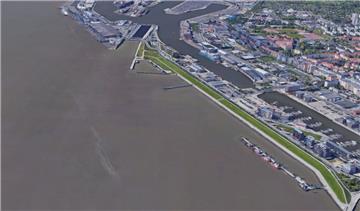 Die Rettungskräfte haben in der Weser bei Bremerhaven keine Spur von der vermissten Person gefunden.