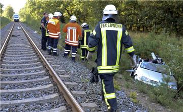 Die Rettungskräfte konnten nichts mehr für die Mutter und ihre beiden Kinder tun. Wie es zu dem Zusammenstoß mit dem Zug in Oerel kam, ist noch völlig unklar.