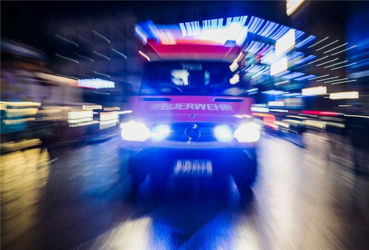 Unfall: Mädchen fliegt 15 Meter durch die Luft Die Rettungskräfte waren bei dem Unfall an der Kreuzung Pferdebade schnell zur Stelle.