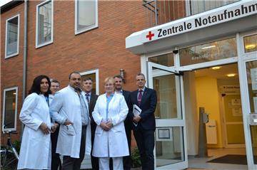 Die Rheumatologin Dr. Masoomeh Karami, der Chirurg Dr. Abdel Salam Ikhlawi und die Allgemeinmedizinerin Franzisca Wessel-Gogolin (vorne von links) werden mit dem Orthopäden Dr. Dieter Bajer die ambulante medizinische Versorgung am GuTZ gewährleisten. Gemeinsam mit Bauprojektleiter Ramont Cordt, Ostemed-Geschäftsführer Siegfried Ristau, dem kaufmännischen Leiter der Ostemed-Kliniken Michael Fuisting und Kreisrat Sven Höhl (hinten von links) stellten sie heute das Konzept des Gesundheits- und Therapie-Zentrums Zeven vor.