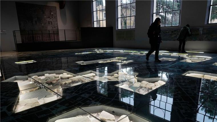 Neues Museum für Marmorkarte des antiken Roms Die riesige Marmorkarte (Forma Urbis Romae) des antiken Roms im Archäologischen Park des Museums Monte Celio.