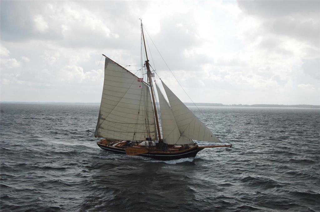 Die „Rigmor von Glückstadt“ wurde 1853 in Glückstadt gebaut. Sie ist das älteste fahrtüchtige Segelschiff Deutschlands. Wegen des geringen Tiefgangs hat sie als Austernkutter und Steinfischer-Schiff gedient. Seit 1992 liegt die „Rigmor“ wieder im Heimathafen Glückstadt. Foto Rigmor