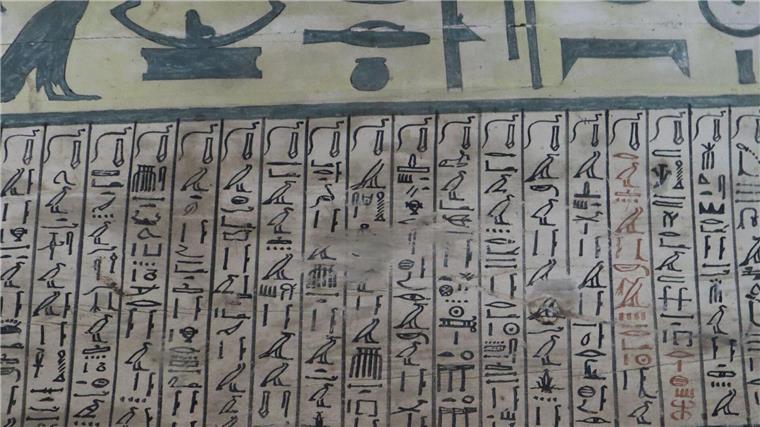 Wie Forscher in Ägypten überraschend ein uraltes Grab fanden Die Ritualtexte auf dem Sarg enthalten unter anderem Tipps dazu, wie der Übergang ins Jenseits gelingt.