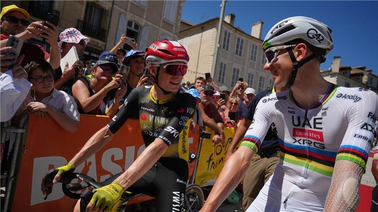 „Starkes Signal“: Lipowitz glänzt in den Pyrenäen Die Rivalen Jonas Vingegaard (l) und der Slowene Tadej Pogacar (r) unterhalten sich vor dem Start.