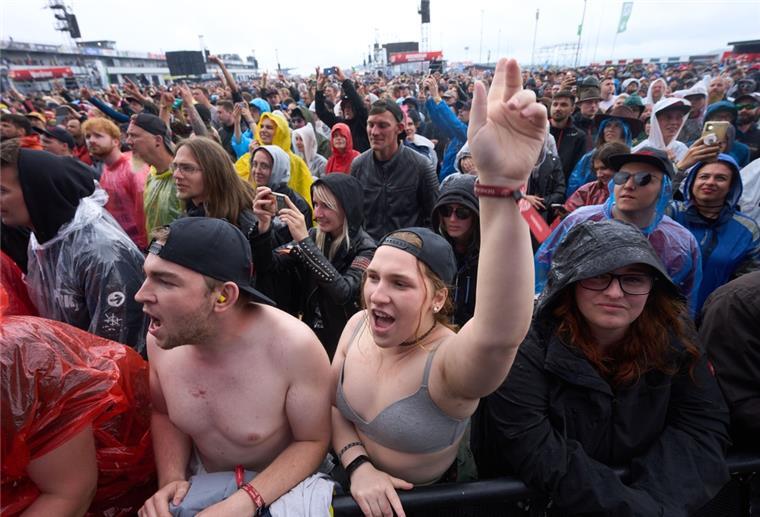 Die Rockfans bei „Rock am Ring“ lassen sich vom Regen die Stimmung nicht verderben. 