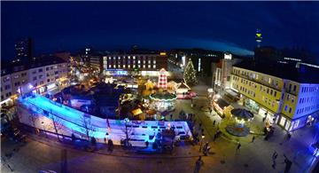 Die Rodelbahn der vergangenen Jahre gibt es auf dem Bremerhavener Weihnachtsmarkt 2016 nicht mehr, dafür aber eine Wellenrutsche.  An der Kritik am Weihnachtsmarkt ändert das nichts. 