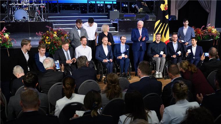 Die Rollstuhlbasketball-Nationalmannschaft wird von Bundespräsident Frank-Walter Steinmeier (5.v.r.) und Bundesinnenministerin Nancy Faeser (8.v.l.) mit dem Silbernen Lorbeerblatt ausgezeichnet.