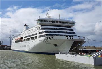 Die „Romantika“ am Anleger in Cuxhaven.