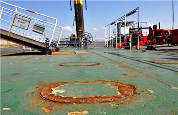 Die Roststellen am Ponton werden in der Werft beseitigt. - Foto: Heilscher