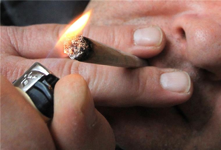 Land Bremen: Keine Strafen für Cannabis-Konsumenten Die rot-grün-rote Landesregierung lockert ab 1. April die Strafverfolgung für Cannabis-Konsumenten.
