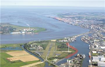 Forderung der FDP: Die rote Markierung zeigt, wo an der Ostseite des ehemaligen Flugplatzes Luneort soll die neue Kaje errichtet werden soll.