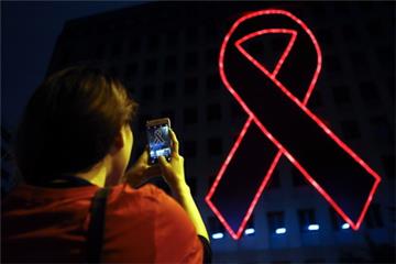 Die rote Schleife ist weltweit zum Symbol im Kampf gegen Aids geworden. Foto dpa
