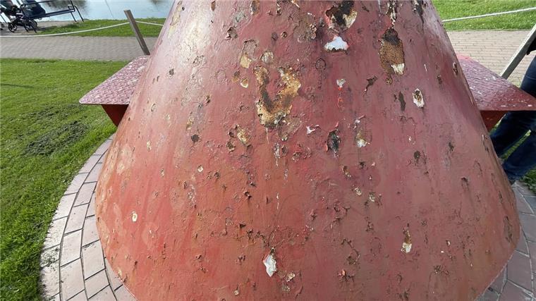 Rost frisst Fedderwardersieler Fahrwassertonne auf Die rote Tonne auf der Ostseite der Hafenzufahrt in Fedderwardersiel ist in einem „traurigen Zustand“, wie Gerhard Bruns es ausdrückt. Er möchte ihr zu neuem Glanz verhelfen.