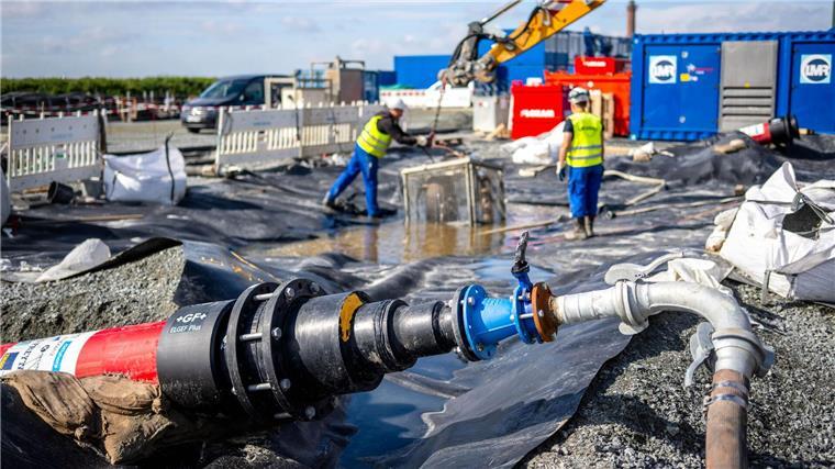 Windstrom durchs Watt leiten: Wie wird Norderney unterbohrt? Die roten Leerrohre haben einen Durchmesser von etwa 40 Zentimetern.