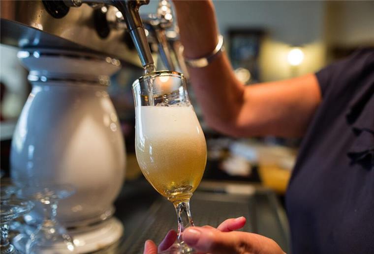 Leere Kneipe steht offen: Mann ruft die Polizei und schenkt sich erstmal ein Bier ein Die Rotenburger Polizei wird am Samstag zu einem ungewöhnlichen Einsatz in einer Kneipe gerufen.
