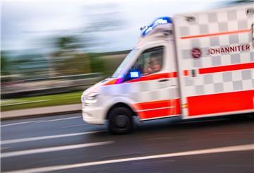 Ein Rettungswagen fährt bei einem Einsatz.