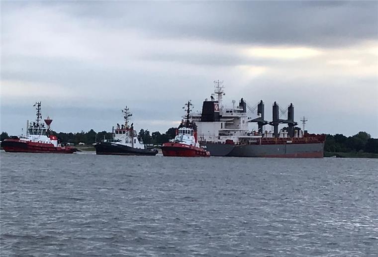 Die „Rubina“ lag zwischen Sandstedt und Brake quer im Fahrwasser.