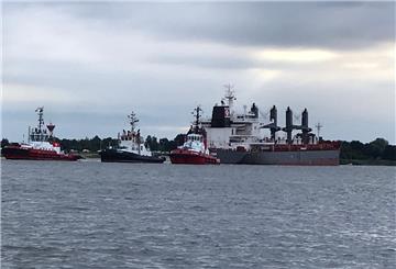 Die „Rubina“ lag zwischen Sandstedt und Brake quer im Fahrwasser.