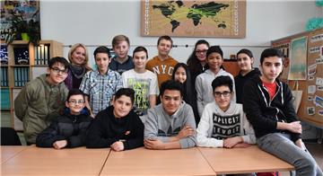 Die Rückkehr des verlorenen Mitschülers Zijush (vorn Mitte): Die 7c der Schule am Ernst-Reuter-Platz mit Lehrerin Christine Carstens (hinten links).  Foto Scheschonka
