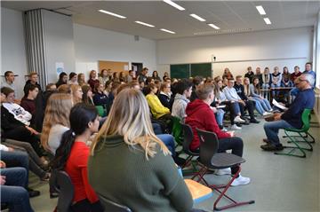 Die rund 100 Schüler des St.-Viti-Gymnasiums hingen an den Lippen von Thomas von Grumbkow (rechts), der ihnen 90 Minuten aus seinem Leben erzählte. Im Mittelpunkt stand die gescheiterte Flucht aus der DDR 1981.
