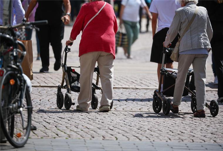 Seniorinnen gehen jeweils mit ihrem Rollator durch die Leipziger Innenstadt.