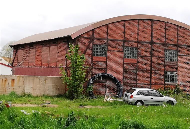 Die Rundbogenhalle auf dem Bauhofgelände muss weg, weil sie vom Einsturz bedroht ist. Darüber, ob nun der gesamte Bauhof umziehen sollte, sind sich im Stadtrat die Fraktionen uneinig.