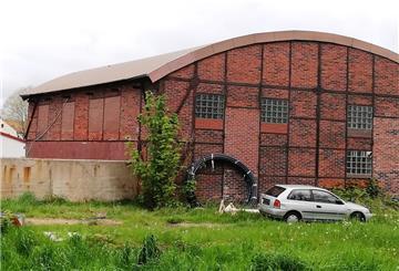 Die Rundbogenhalle auf dem Bauhofgelände muss weg, weil sie vom Einsturz bedroht ist. Darüber, ob nun der gesamte Bauhof umziehen sollte, sind sich im Stadtrat die Fraktionen uneinig.
