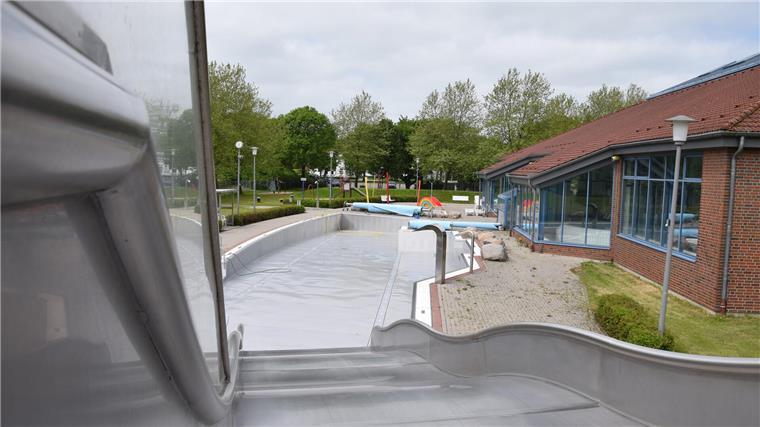 Die Rutsche mündet in ein leeres Becken.