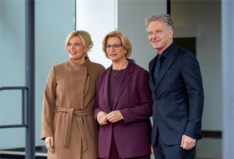 Die saarländische Ministerpräsidentin und Bundesratspräsidentin Anke Rehlinger (SPD) (M.) begrüßt zum Tag der Deutschen Einheit in ihrem Land ein besonderes Paar: Bundestagspräsidentin Julia Klöckner (CDU) mit ihrem Lebensgefährten Jörg Pilawa. 