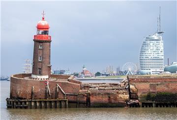 Der schiefe Moletrum vor der Skyline Bremerhavens.