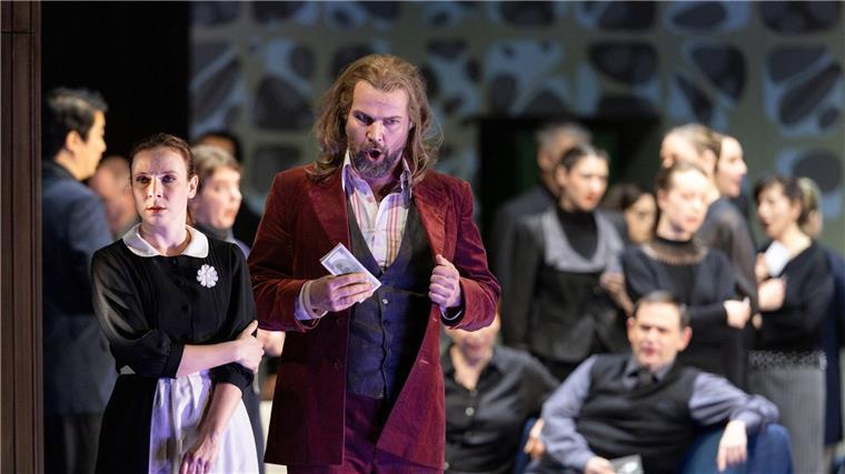Ibsens „Gespenster“ als Oper in Meiningen Die Sänger Monika Reinhard (Regine Engstrand), Mikko Järviluoto (Jacob Engstrand) und der Chor proben am Staatstheater Meiningen die Oper „Gespenster“.